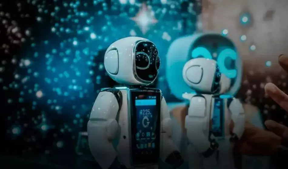 deux robots et une main