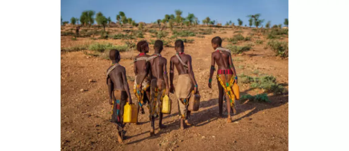Enfants allant chercher de l’eau à plus d’1km de chez eux